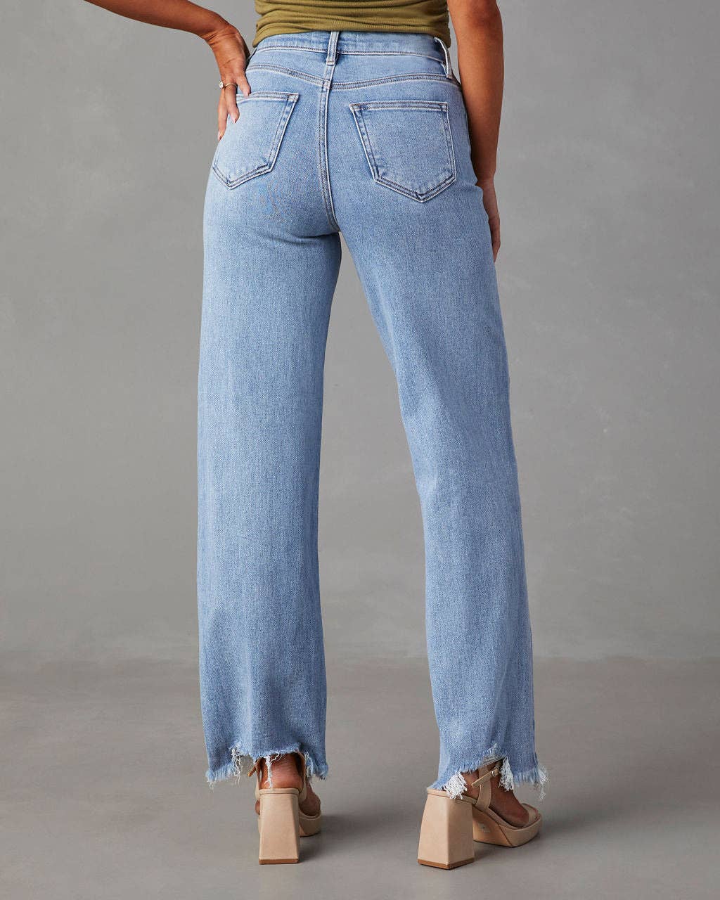 Loose Straight-Leg Jeans With Fringed Hem