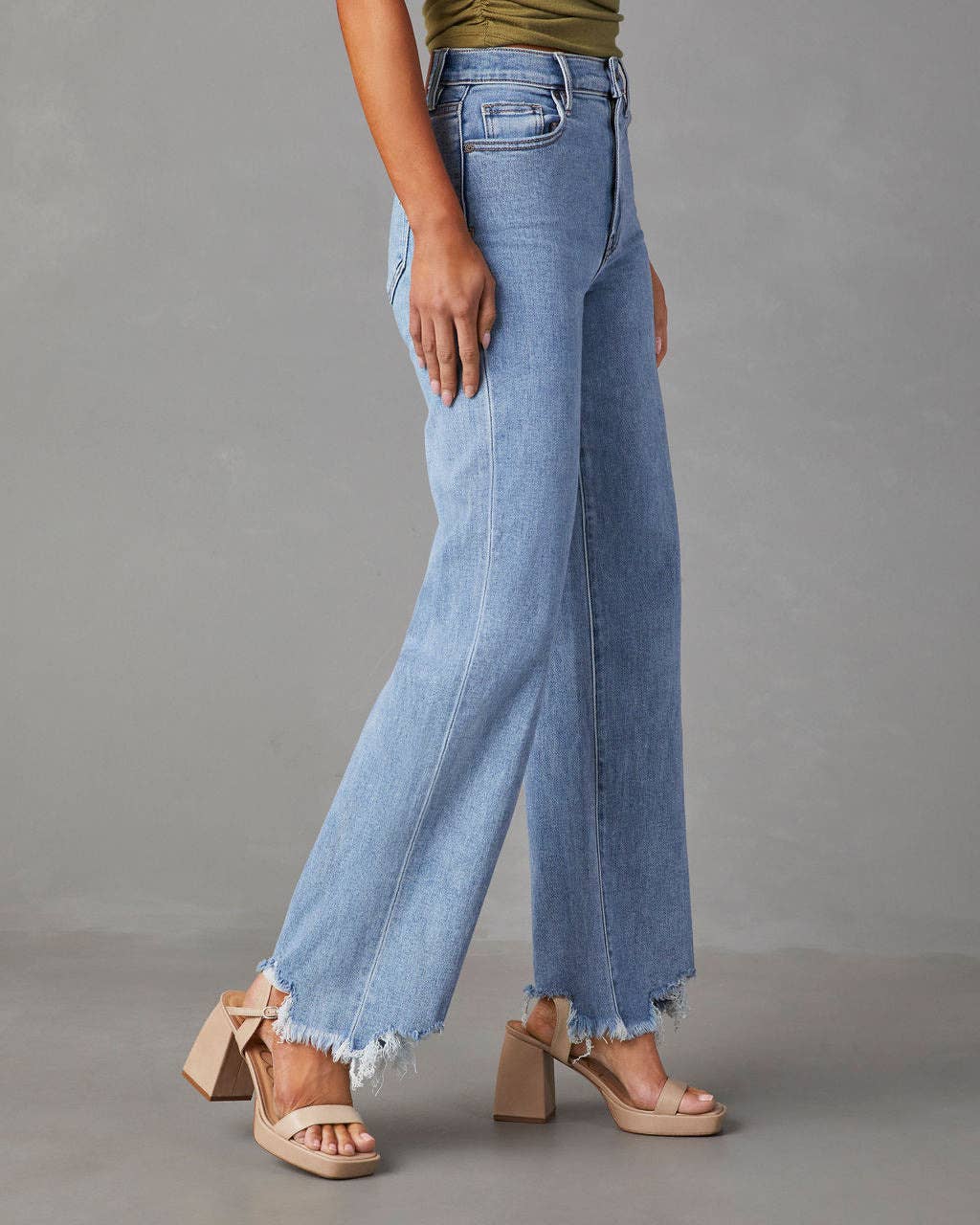 Loose Straight-Leg Jeans With Fringed Hem